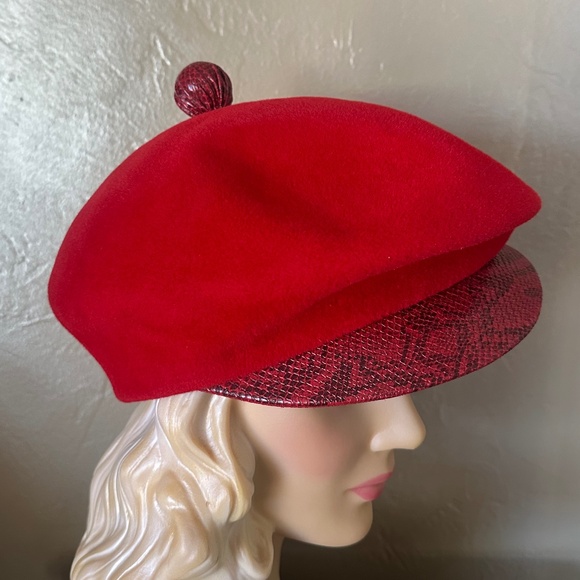 ICONIC 1960's DESIGNER RED FELT 'NEWSBOY' STYLE HAT + FAUX SNAKE BRIM & BUTTON - Picture 4 of 14